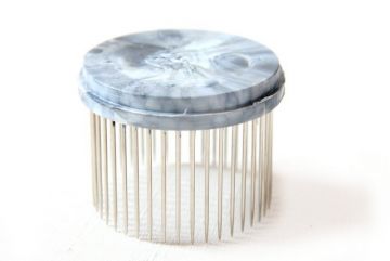 Jehlová poklopka BE-EQ® na včelí matku