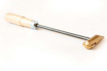 Ruční zatavovač drátku do mezistěn