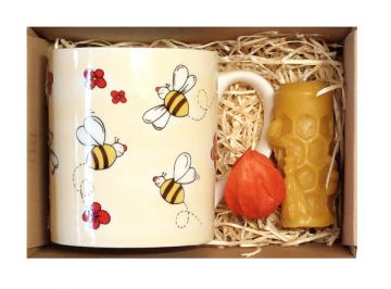 Dárek s porcelánovým hrnkem a svíčkou