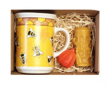 Dárek s hrnkem a svíčkou