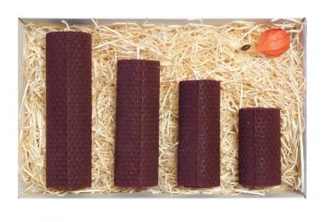 Dárek se červenými svíčkami a zápichem včelky