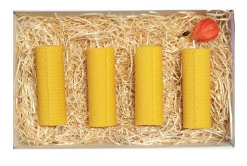 Dárek se svíčkami a zápichem včelky